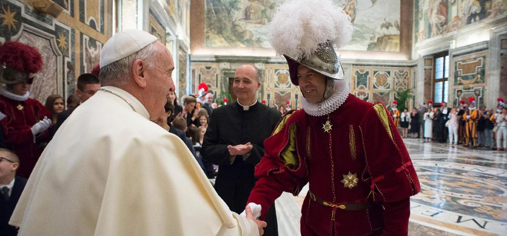 Fotografía facilitada por L'Osservatore Romano que muestra al papa Francisco (i) mientras saluda al jefe de la Guardia Suiza, Christoph Graf.