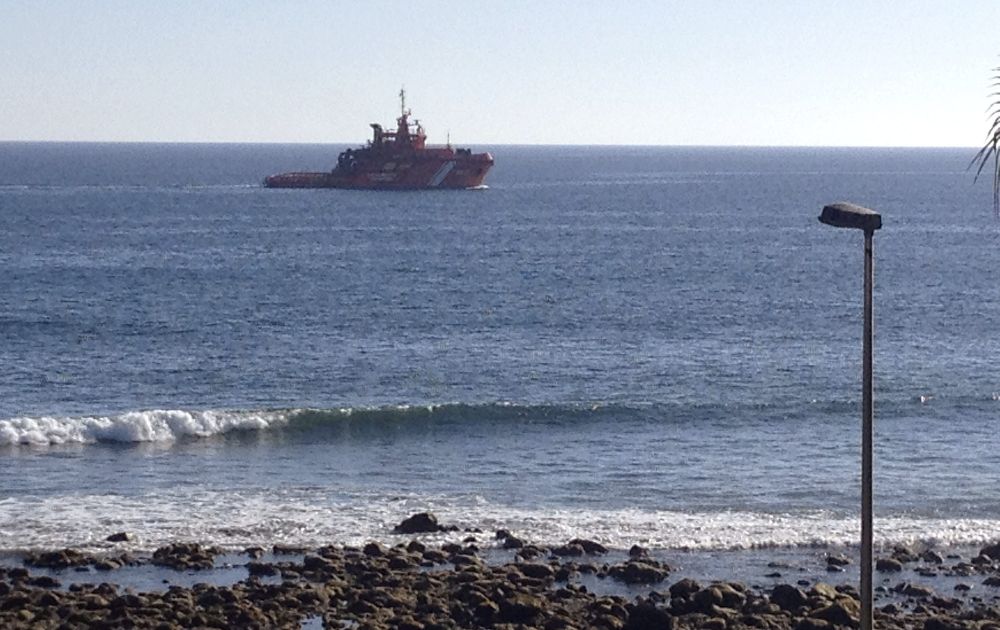 El barco anticontaminación de Salvamento Marítimo Miguel de Cervantes rastrea la costa de Maspalomas, en el sur de Gran Canaria, el pasado sábado.