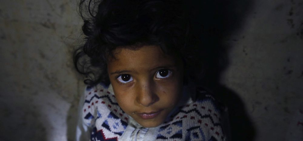 Una niña vive en las alcantarillas que usa como refugio debido a los ataques de la coalición árabe liderada por Arabia Saudí en la ciudad de Saná, Yemen.