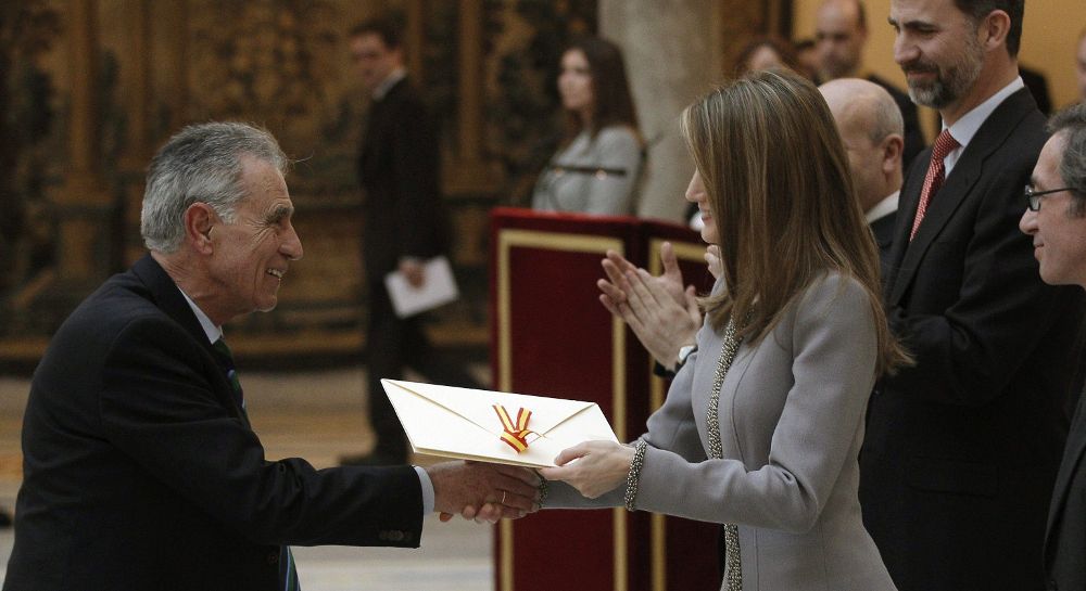 2013, del periodista Jesús Hermida (i) en el momento de recibir el Premio Nacional de Televisión de manos de la entonces Princesa de Asturias.