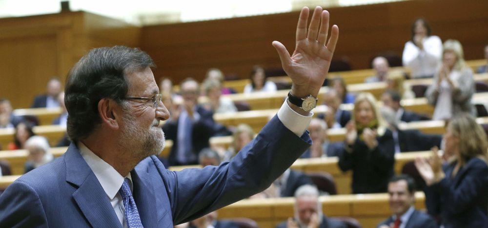 El presidente del Gobierno, Mariano Rajoy, saluda a su llegada hoy al Senado.