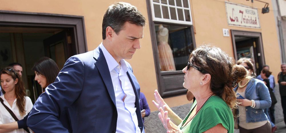 El secretario general del PSOE, Pedro Sánchez, conversa con una mujer durante su paseo por las calles de La Laguna (Tenerife).