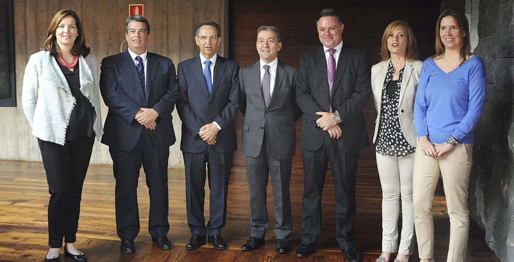 Los presidentes del Gobierno regional, Paulino Rivero (c), y del Parlamento autonómico, Antonio Castro (3i), posan con los consejeros de la Radiotelevisión Canaria, tras su toma de posesión.
