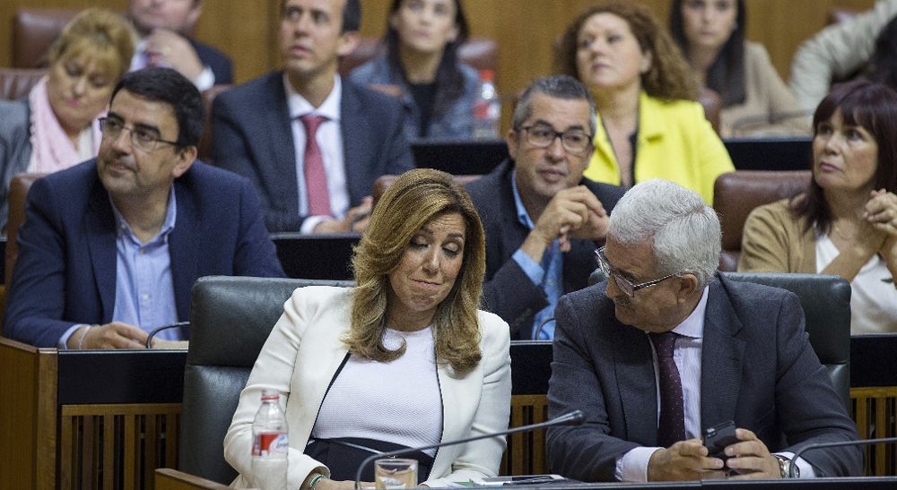 La presidenta de la Junta de Andalucía en funciones, Susana Díaz, gesticula ante la mirada el vicepresidente de la Junta, Manuel Jiménez Barrios, tras la primera votación negativa en el Pleno del Parlamento andaluz.