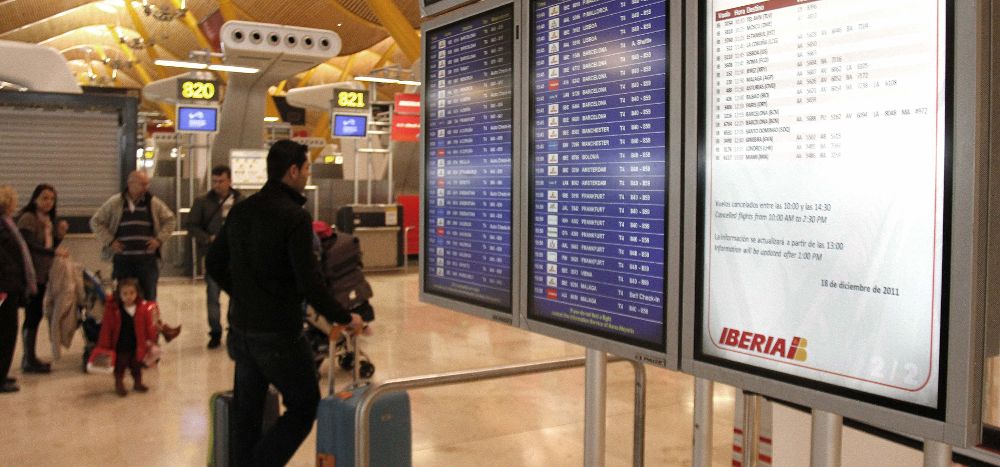 Un viajero observa en el aeropuerto de Madrid-Barajas un panel.