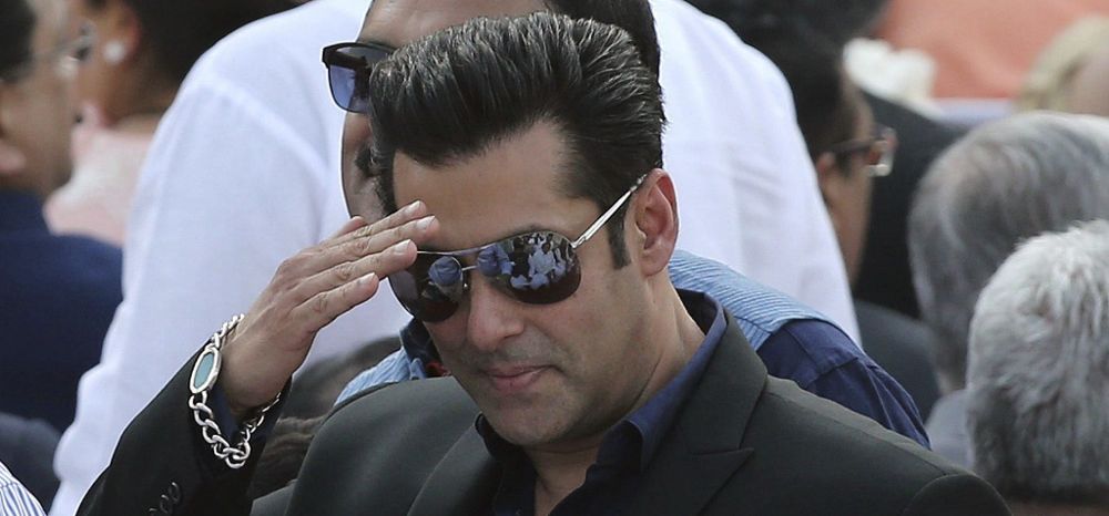 Fotografía de archivo tomada el 26 de mayo de 2014 que muestra al actor de Bollywood Salman Khan (centro).