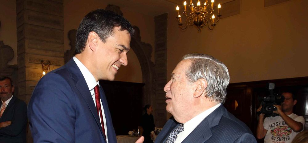 El secretario general del PSOE, Pedro Sánchez, conversa con el diputado del Común y exdirigente del PSOE Jerónimo Saavedra (d).