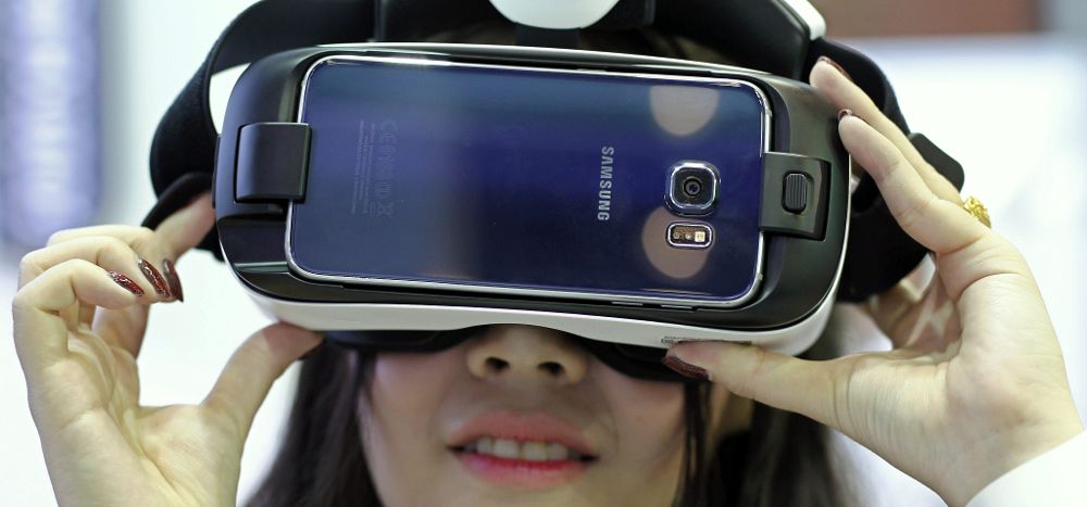 Una visitante prueba las gafas de realidad virtual Samsung Galaxy Gear VR.
