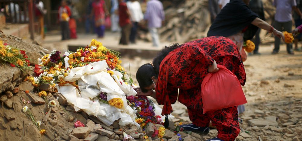 Una mujer deposita flores en la plaza de Durbar en memoria de las víctimas mortales del terremoto del pasado 25 de abril.
