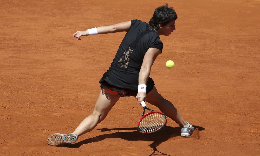 La española Carla Suárez golpea la bola durante el partido frente a la estadounidense Serena Williams.