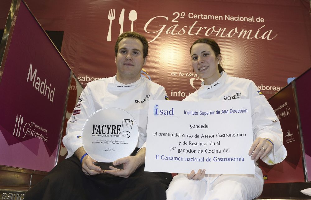 El cocinero Rubén Príncipe y su ayudante de cocina, Marta García, del Restaurante la Terraza del Mercado de Madrid, se han proclamado vencedores del II Certamen Nacional de Gastronomía.