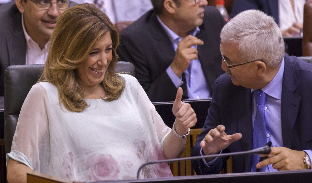 La candidata socialista a presidenta de la Junta de Andalucía, Susana Díaz, sonríe en su escaño tras la segunda votación para su investidura.