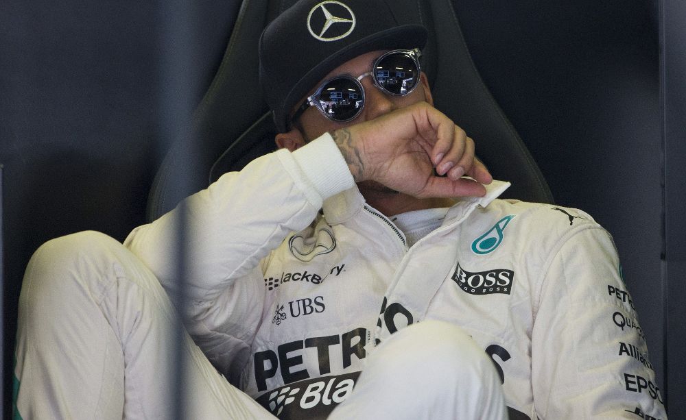 El piloto británico de Mercedes Lewis Hamilton, en el box de su equipo, durante la tercera tanda de entrenamientos libres del Gran Premio de España.