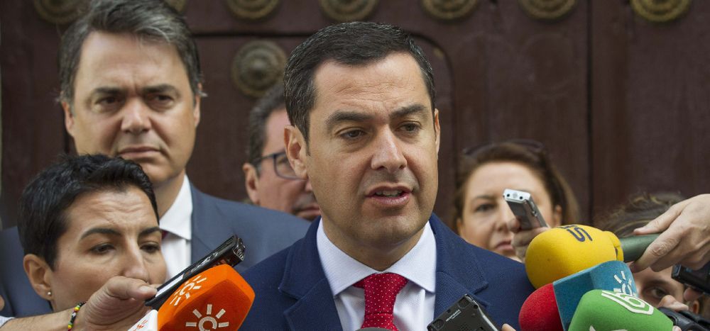El presidente del PP andaluz, Juanma Moreno (c), y el portavoz del grupo, Carlos Rojas (i).