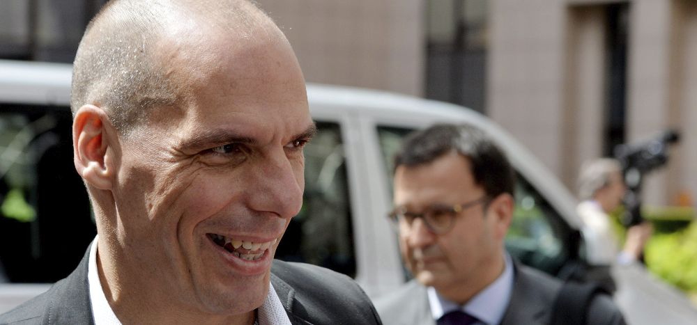 El ministro de Finanzas griego, Yanis Varufakis, sonríe.