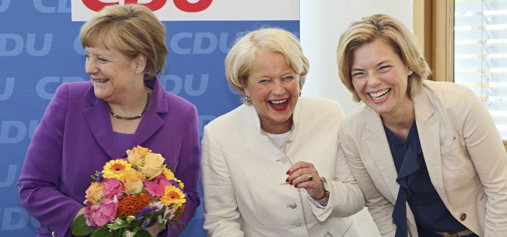 La canciller alemana y líder del CDU, Angela Merkel (izq), la candidata del partido para Bremen, Elisabeth Motschmann (c), y la vicepresidenta de CDU, Julia Klöckner, bromean.