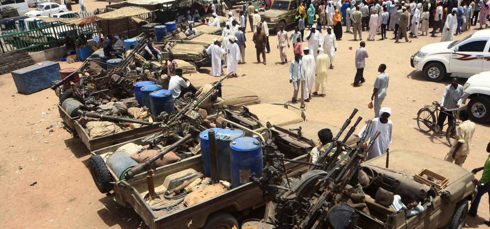 Vista general de equipamiento militar supuestamente incautado por las autoridades durante una batalla en el área de Darfur (Sudán).