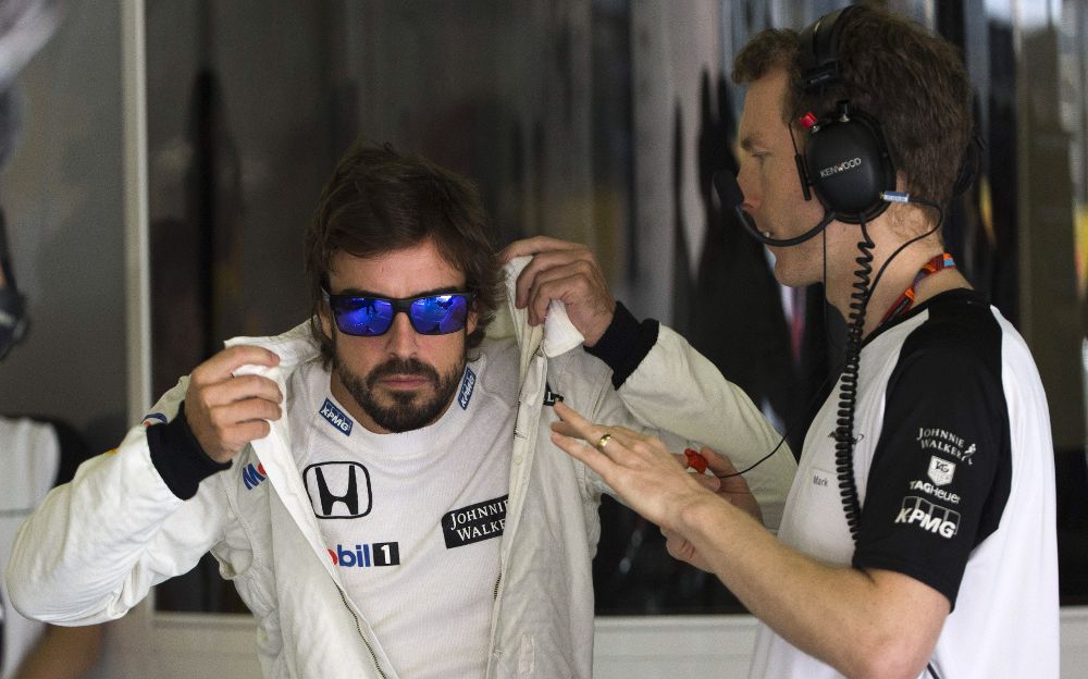 2015. El piloto español de Mclaren, Fernando Alonso, conversa con um miembro de su equipo.