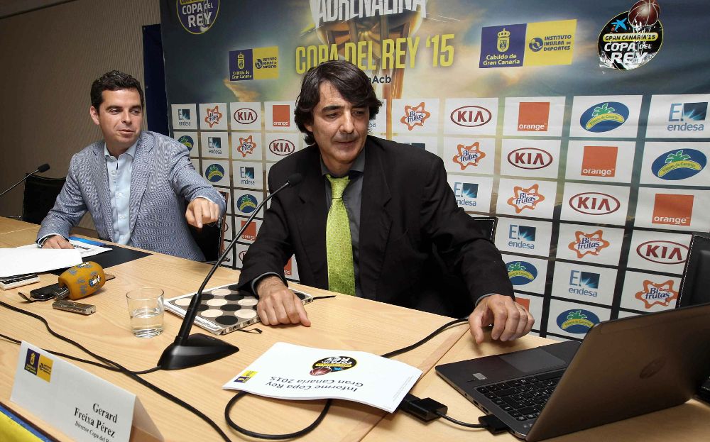 El consejero de Deportes del Cabildo de Gran Canaria, Lucas Bravo de Laguna (i), y el director de la Copa del Rey de Baloncesto, Gerard Freixa.