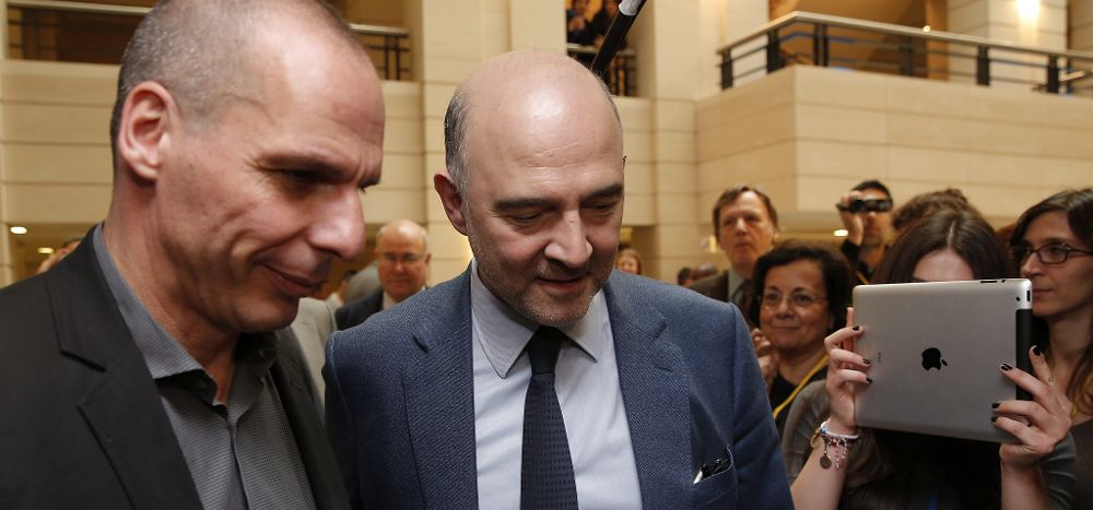 El ministro de Finanzas de Grecia, Yanis Varufakis (i), y el comisario europeo de Asuntos Económicos, Pierre Moscovici (d).