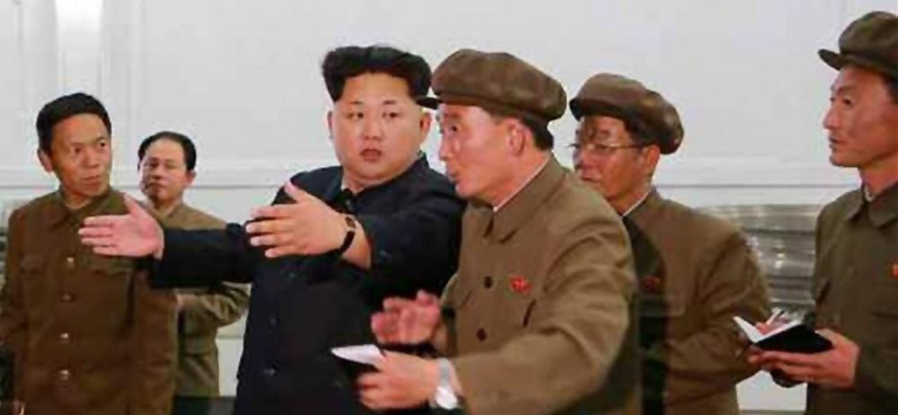 Fotografía sin fechar del líder norcoreano Kim Jong-un (c).