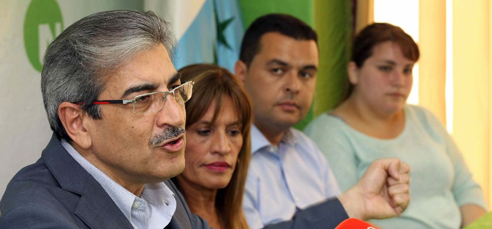 El candidato de Nueva Canarias a presidente de Canarias, Román Rodríguez (i).