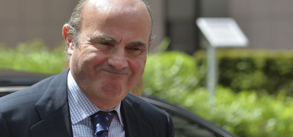 El ministro de Economía español, Luis de Guindos, sonríe.