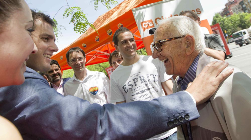 El lider de Ciudadanos, Albert Rivera, conversa con un simpatizante durante un acto electoral celebrado hoy en Barcelona.