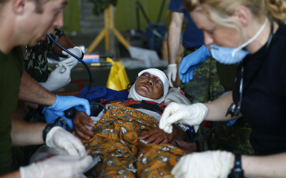 Una mujer herida es atendida por personal sanitario tras el terremoto de 7,3 grados en la escala Richter en el aeropuerto de Katmandú, Nepal, hoy, martes.