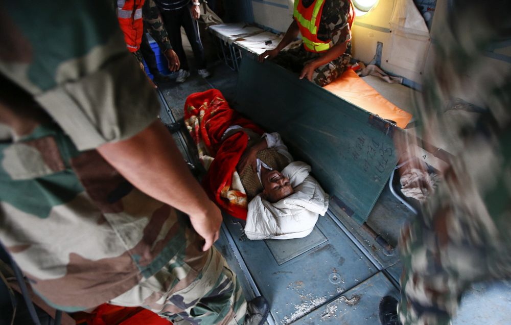 Soldados trasladan a un hombre herido tras el terremoto de 7,3 grados en la escala Richter en el aeropuerto de Katmandú, Nepal.