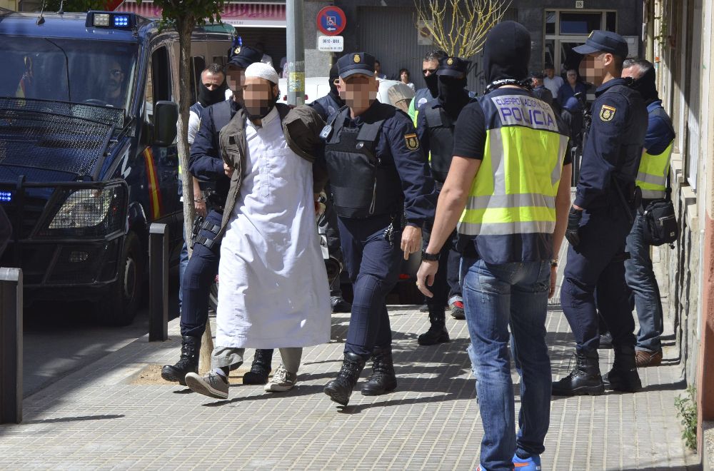 Detención, hoy en Barcelona, de dos personas que difundían, a través de una red de perfiles virtuales, contenidos extraídos directamente de los medios oficiales de la organización terrorista yihadista Daesh..