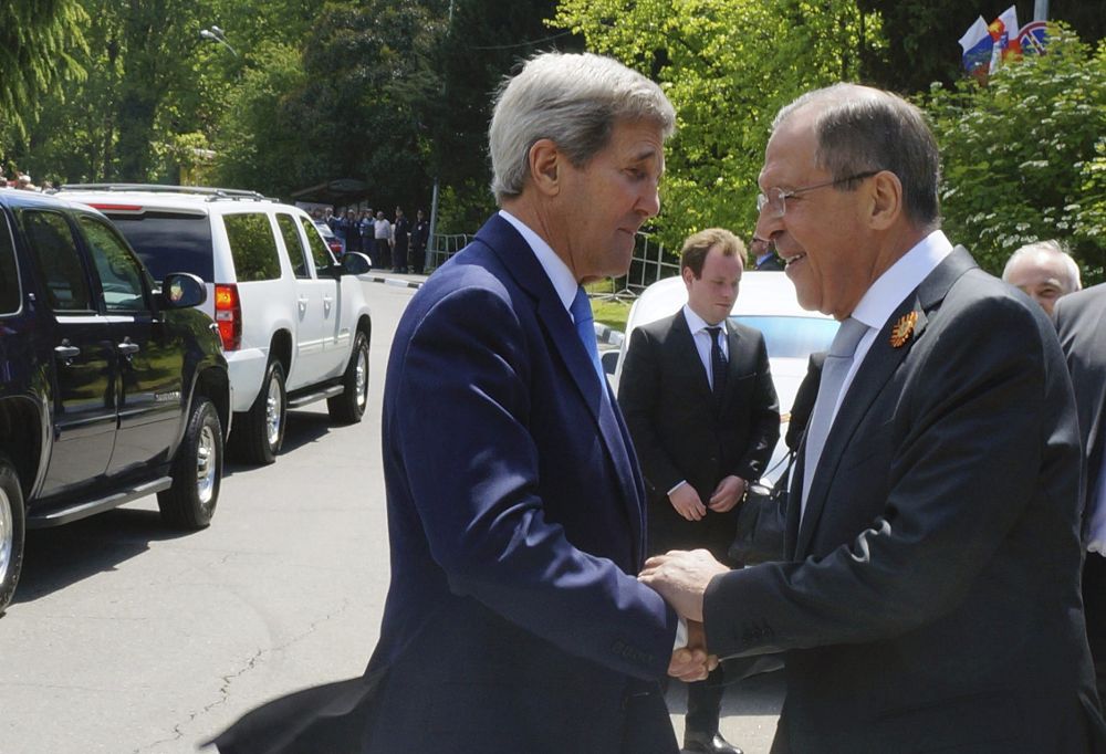 El secretario de Estado de EEUU, John Kerry (i) saludando a su homólogo ruso, Serguéi Lavrov en Sochi.