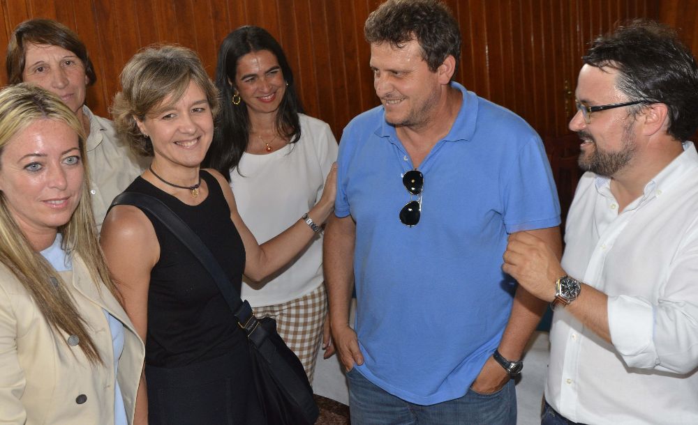 La ministra de Agricultura, Isabel García Tejerina (2i) junto al candidato al PP al Parlamento Canario Asier Antona (d) y la candidata al Cabildo de La Palma, María de Haro (i), hoy en Puntallana.