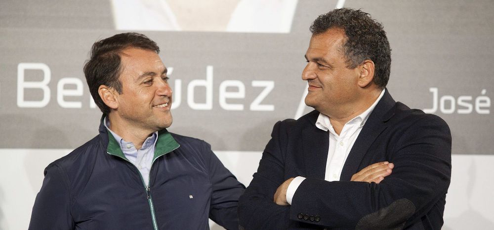 Los candidatos al ayuntamiento de Santa Cruz de Tenerife, José Manuel Bermúdez (i), y a la alcaldía de La Laguna, José Alberto Díaz.