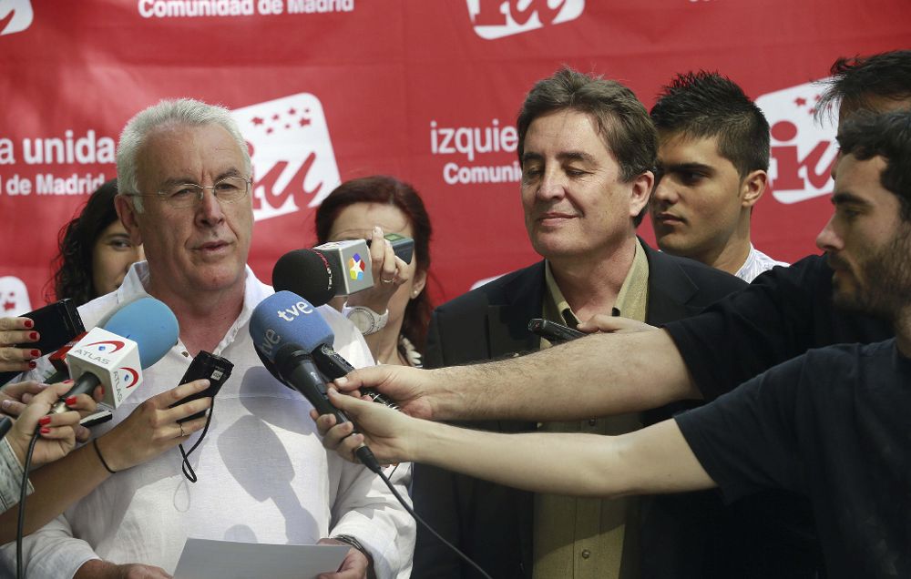 El candidato de IU a la Comunidad de Madrid, Luis García Montero (d), junto al coordinador general de la formación, Cayo Lara (i), durante un encuentro con los medios de comunicación.