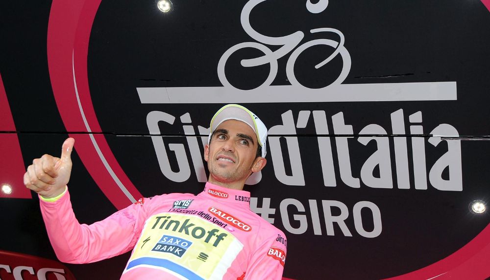El ciclista español del Tinkoff-Saxo Alberto Contador celebra en el podio el liderato provisional de la clasificación general, tras la disputa de la quinta etapa del Giro de Italia.
