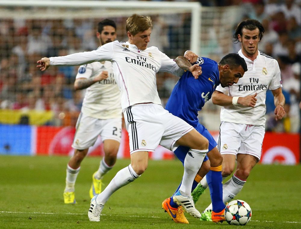 Bale (d) y Kroos (i), luchan el balón con Carlos Tévez.