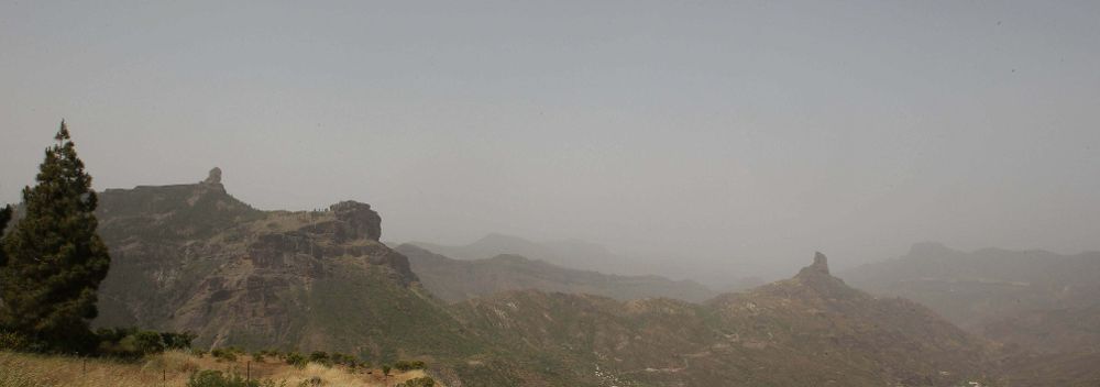Vista de las cumbres de Gran Canaria, hoy, con la calima.