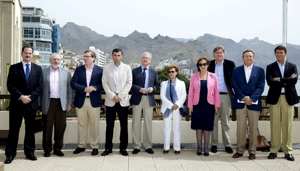 Los eurodiputados del PP y sus anfitriones canarios posan para los medios gráficos con motivo de la reunión que mantuvo el grupo con empresaros.