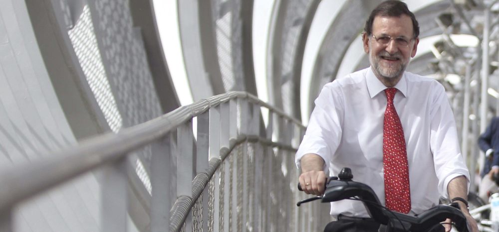 El presidente del PP y del Gobierno, Mariano Rajoy, durante el paseo en bicicleta que ha dado por Madrid Río.