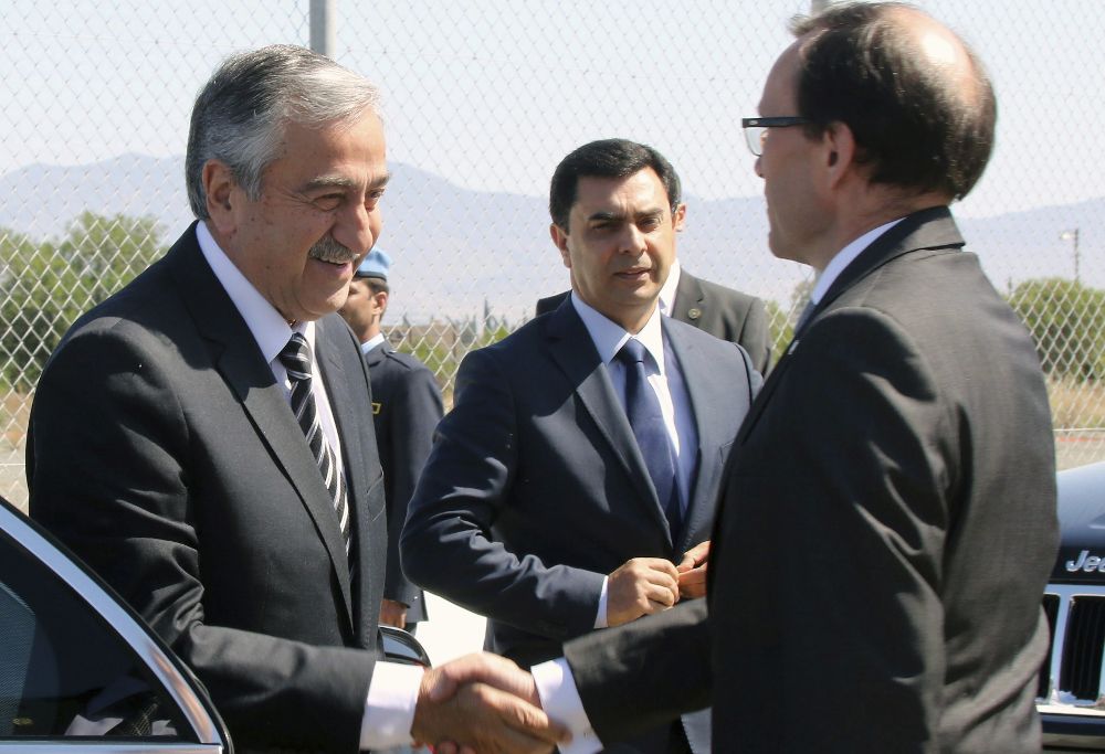 El enviado especial de Naciones Unidas para Chipre, Espen Barth Eide (d), saluda al líder turco chipriota, Mustafá Akinci (i), a su llegada a la zona colchón controlada por la fuerza de la ONU para el mantenimiento de la paz en Chipre.