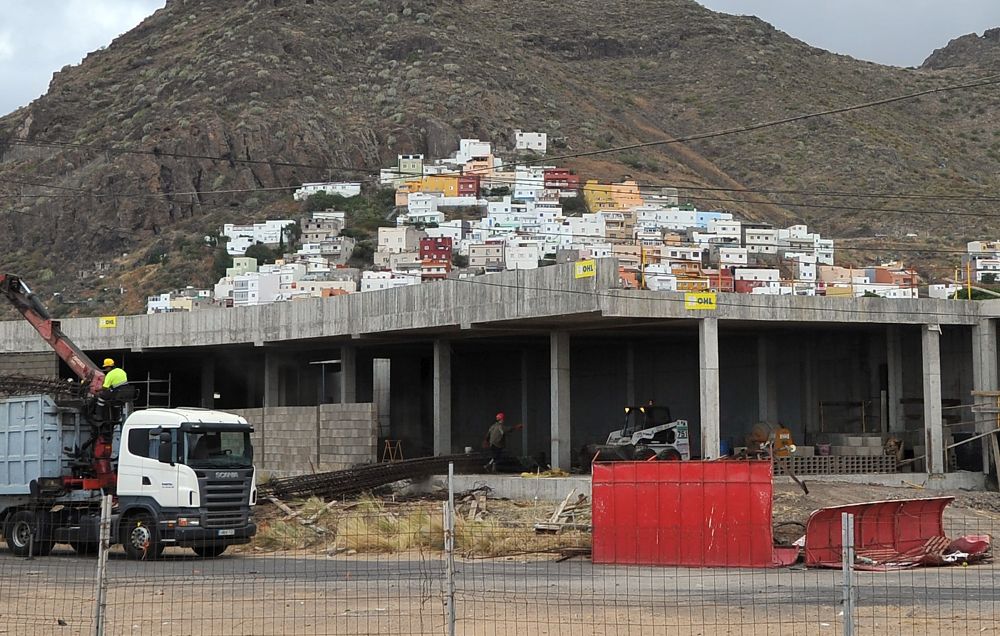 El estacionamiento de la playa de Las Teresitas, conocido como el 'mamotreto'.