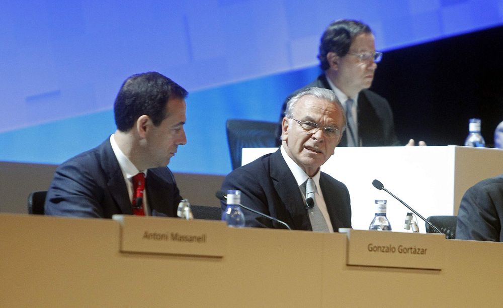 El presidente de CaixaBank, Isidre Fainé (d), y el consejero delegado de CaixaBank, Gonzalo Gortázar (i), durante la presentación de resultados del primer trimestre de la entidad, que ha duplicado su beneficio, hasta los 375 millones de euros.