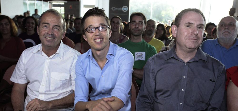 El jefe de campaña de Podemos Íñigo Errejón (c), junto al cabeza lista al Parlamento de Canarias por Santa Cruz de Tenerife, Paco Déniz, y el candidato al Cabildo de Tenerife, Fernando Sabaté.