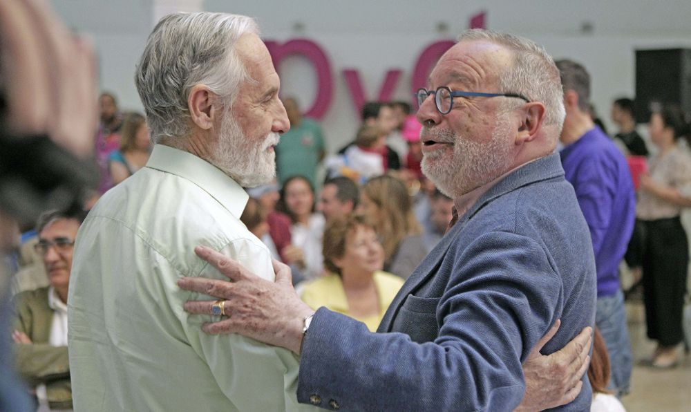El filósofo y fundador de UPyD Fernando Savater (d), saluda al portavoz de UPyD en la Asamblea de Madrid, Luis de Velasco, durante el acto central de campaña en Madrid.