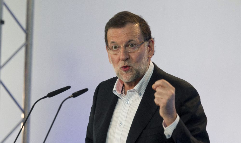 El presidente del Gobierno, Mariano Rajoy, durante su intervención hoy en el almuerzo-mitin que el PP ha celebrado en Vitoria.