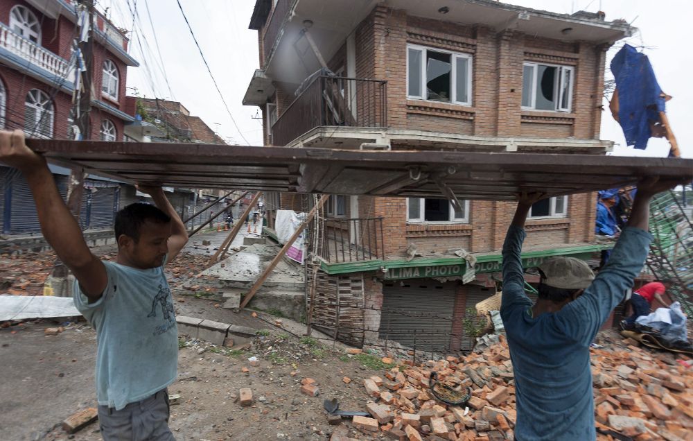 Ciudadanos de Katmandú sacan de sus casas derruidas las pocas pertenencias que pueden salvar.