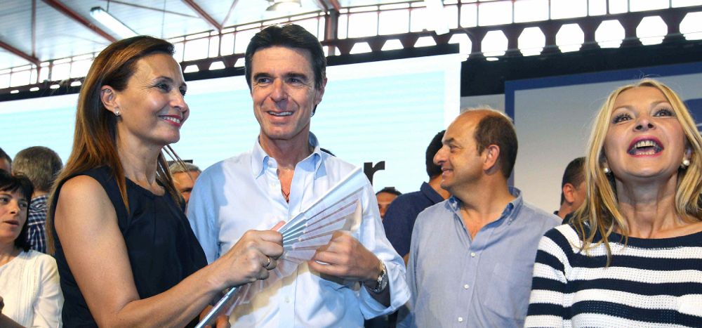 El ministro de Industria, José Manuel Soria, y los candidatos del PP a la Presidencia del Gobierno de Canarias, Australia Navarro (d), y al Ayuntamiento de Las Palmas de Gran Canaria, Juan José Cardona (2d).
