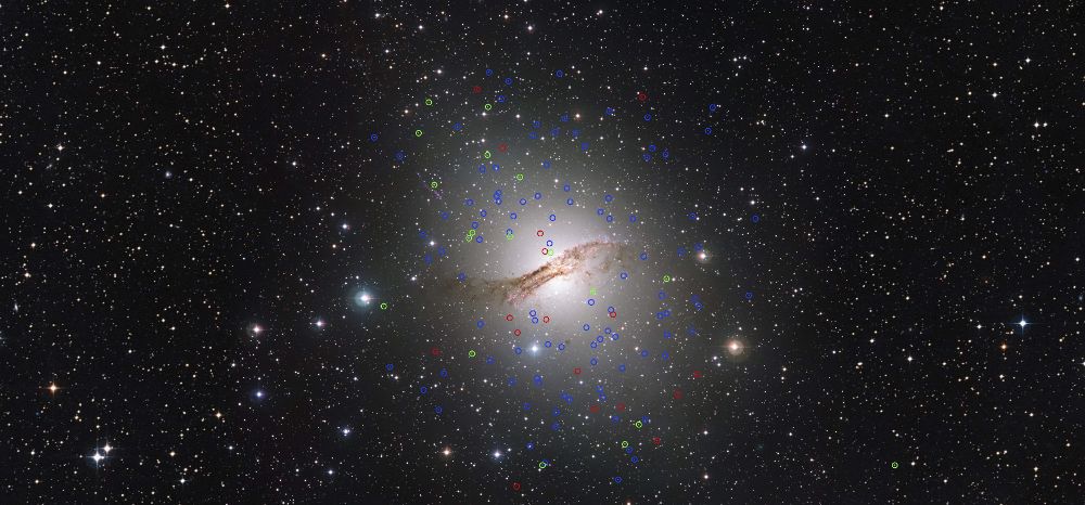 Fotografía facilitada por la European Southern Observatory, de la inmensa galaxia elíptica, NGC 5128 (también conocida como Centaurus A).