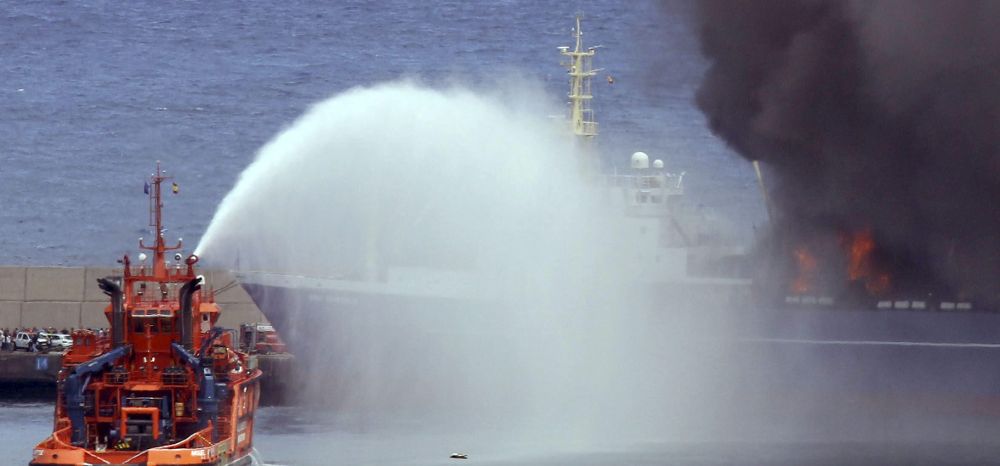 Un barco de Salvamento Marítimo lanzando agua sobre el pesquero de bandera rusa "Oleg Naidenov".